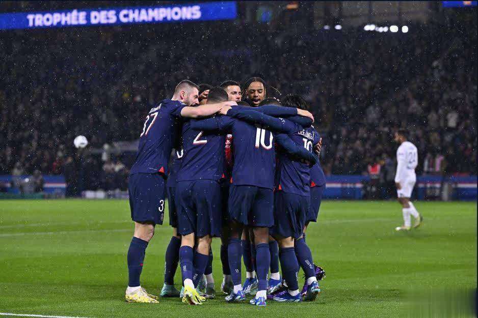 AC米兰险胜巴黎圣日耳曼，梅西补时绝平德甲的简单介绍